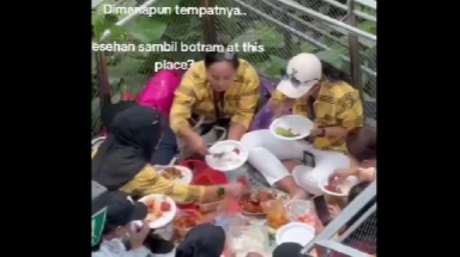 Seorang warganet mereka emak-emak diduga asal Indonesia tengah asyik makan lesehan di Bandara Changi Singapura (sumber: suara.com)