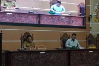 P{j Bupati Kapuas, Erlin Hardi dan Wakil Ketua II , Evan Rahman Sahputra duduk bersebelahan pada Rapat Paripurna ke-4, Senin (25/3/1014). Foto.Firman 