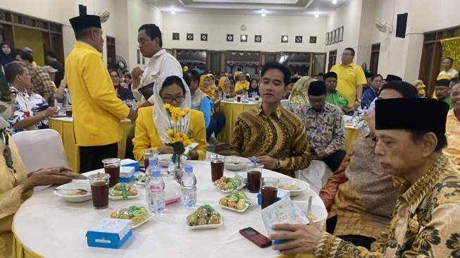 Wali Kota Solo Gibran Rakabuming Raka menghadiri Halalbihalal DPD Partai Golkar Solo, Sabtu (27/4/2024) malam.  (sumber: suara.com)