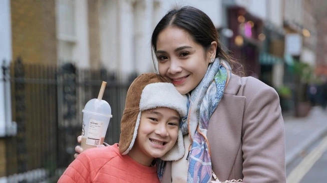 Nagita Slavina dan Rafathar  (sumber: suara.com)