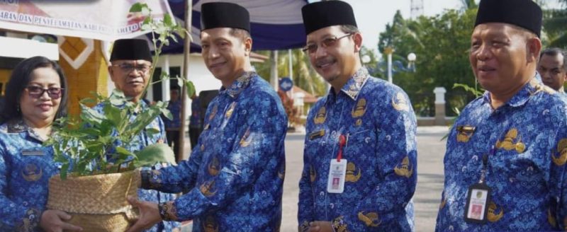 Penyerahan bibit sayuran secara simbolis langsung oleh Pejabat Bupati, Drs. Muhlis usai apel gabungan di lingkup Pemkab Barut, Rabu (17/4/2024). Foto:1tulah.com

