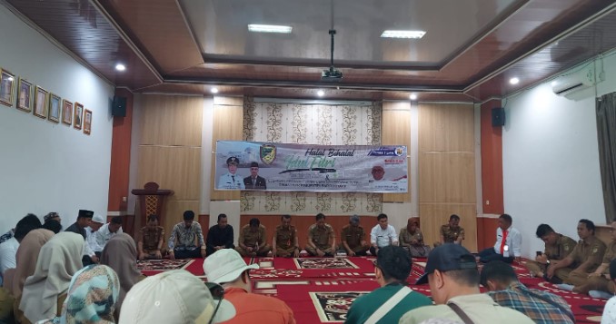 Pj Bupati Barito Utara Drs Muhlis bersama pejabat lain dan 
 Komisaris PT MB Akhmad Gunadi ikut hadir p[ada acara Halal Bihalal di Kantor DPUPR, Selasa (16/04/2024).Foto.Deka