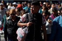 Foto ilustrasi yang menunjukkan seorang pria menggunakan tas kain untuk membawa belanjaannya di Mexico City, Rabu, 1 Januari 2020. (Foto: AP/Rebecca Blackwell)