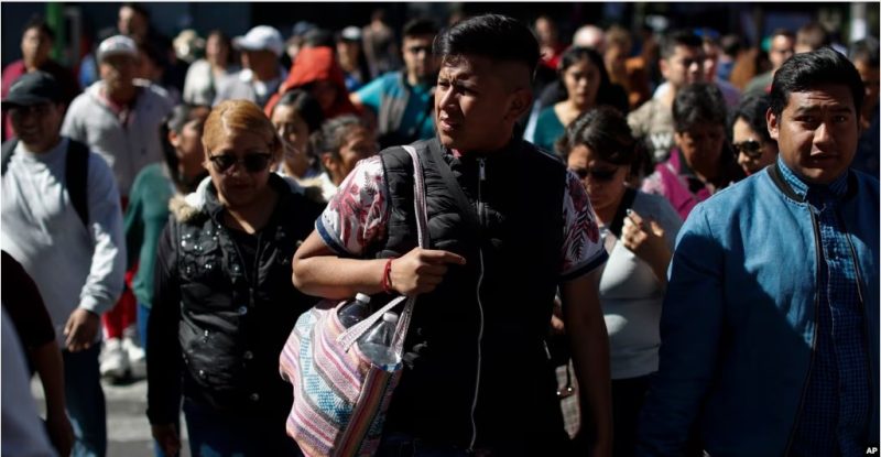 Foto ilustrasi yang menunjukkan seorang pria menggunakan tas kain untuk membawa belanjaannya di Mexico City, Rabu, 1 Januari 2020. (Foto: AP/Rebecca Blackwell)