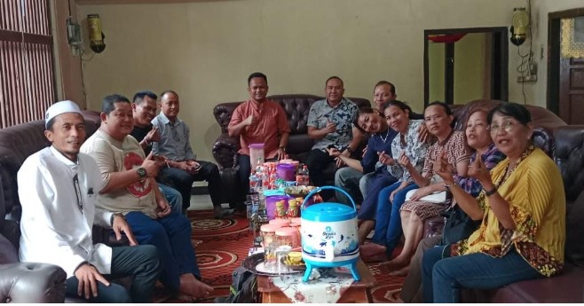 Kebersamaan saat hari raya Idul Fitri 1445 H/2024M, di kediaman Ketua Dewan Perwakilan Rakyat Daerah (DPRD) kabupaten Barito Timur (Bartim), Nursulistio, Rabu (10/04/2024). Foto:Zakaring/1tulah.com