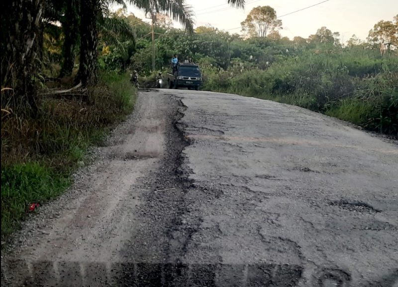 Jalan Trinsing dan Trahean yang rusak sudah mendapat perbaikan. Warga juga meminta ada perbaiakan jalan menuju Desa Nihan dan Lahei.foto. Yogi