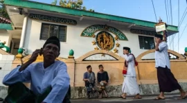 Umat muslim jamaah Masjid Aolia bersiap untuk melaksanakan ibadah Shalat Idul Fitri di Giriharjo, Panggang, Gunung Kidul, D.I Yogyakarta, Jumat (5/4/2024) (sumber: suara.com)