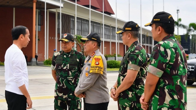 Presiden Joko Widodo alias Jokowi bertolak menuju Provinsi Gorontalo pada Minggu (21/4/2024). (sumber: suara.com)
