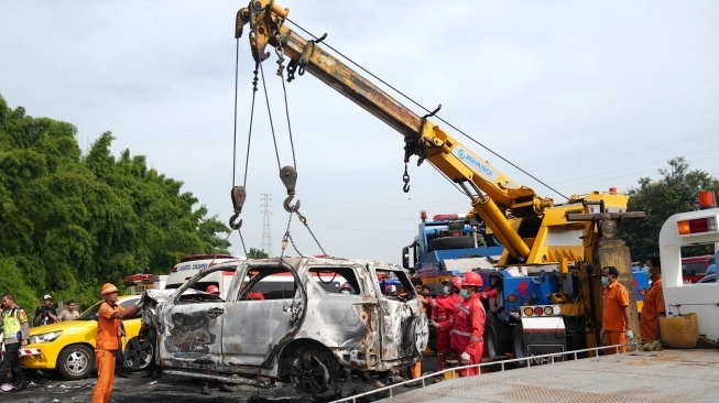 Puing-puing mobil Daihatsu Terios yang terbakar usai terlibat dalam tabrakan di Tol Cikampek Km 58 pada Senin (8/4/2024). (sumber: suara.com)