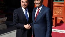 Menteri Luar Negeri China Wang Yi berjabat tangan dengan Menteri Koordinator Bidang Kemaritiman Luhut Pandjaitan sebelum pertemuan di Wisma Negara Diaoyutai di Beijing, China, 24 Oktober 2018. (Foto: via REUTERS)