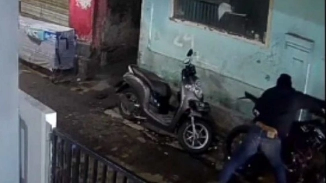 Maling motor terekam video CCTV tengah melakukan aksinya di di Jalan Ciheuleut Pakuan, Bogor (sumber: suara.com)