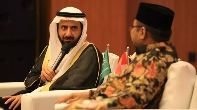 Menteri Agama Yaqut Cholil Qoumas menerima kunjungan Menteri Haji dan Umrah Arab Saudi Tawfiq F Al Rabiah di Auditorium HM Rasjidi Kementerian Agama, Jakarta, Senin (24/10/2022) (sumber: suara.com)