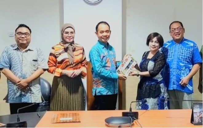 Anggota Komisi III DPRD Kalteng, Sri Neni Trianawati (dua dari kiri) dan Niksen S Bahat (tiga dari kiri) ketika berkunjung ke museum Sonobudoyo Provinsi DIY beberapa waktu lalu. Foto:Istimewa