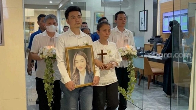 Proses Pengantaran Jenazah Melitha Sidabutar Menuju Pemakaman di Sandiego Hills  (sumber: suara.com)