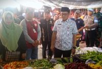 Pj.Bupati Bartim Indra Gunawan meninjau langsung harga kebutuhan pokok di Pasar Ampah. Foto : 1tulah.com/zakirin