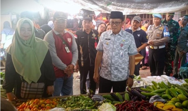 Pj.Bupati Bartim Indra Gunawan meninjau langsung harga kebutuhan pokok di Pasar Ampah. Foto : 1tulah.com/zakirin