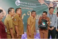 Pimpinan Bank Kalteng Cabang Tamiang Layang Mardedi Adi (tiga dari kanan)

