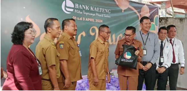 Pimpinan Bank Kalteng Cabang Tamiang Layang Mardedi Adi (tiga dari kanan)

