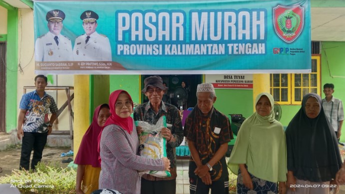 Saat kegiatan pasar murah di Bartim warga sangat antusias. Foto : 1tulah.com/zakirin