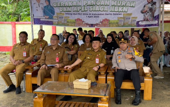 
Pj. Bupati Barsel, H. Deddy Winarwan (tengah) didampingi Sekda, para Asisten, Kapolres dan Kepala DKPPP, Ida Safitri (di belakang Kapolres) beserta sejumlah Kepala OPD pada pembukaan acara Gerakan Pengan Murah, yang dilaksanakan di depan Kantor DKPPP Barsel, Senin (01/4/2024). Foto. Alifansyah/1tulah.com
