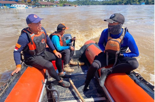 Proses pencarian seorang Anak Buah Kapal (ABK), akibat meledak dan terbakarnya kapal Tugboat TB Hasyim di DAS Barito. Foto:Istimewa