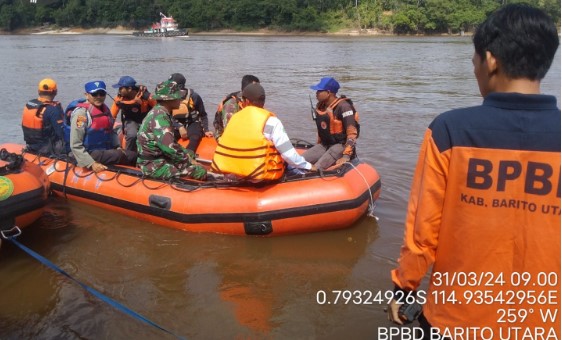 Tim BPBD masih bersiaga di posko dan terus berkoordinasi untuk langkah pencarian 1 korban tug boat di DAS Barito yang masih belum ditemukan. Foto:Istimewa