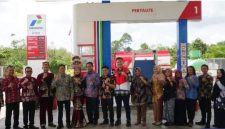 Pj. Bupati Barito Utara Drs Muhlis bersama rombongan usai meninjau Penyaluran Gas LPG dan Prasarana, Kamis (18/4/2024). Foto:Delia/1tulah.com