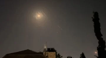 Tangkapan layar dari video AFPTV ini menunjukkan ledakan dan jejak-jejak rudal menerangi langit Yerusalem selama serangan Iran terhadap Israel, Minggu (14/4/2024) (sumber: suara.com)