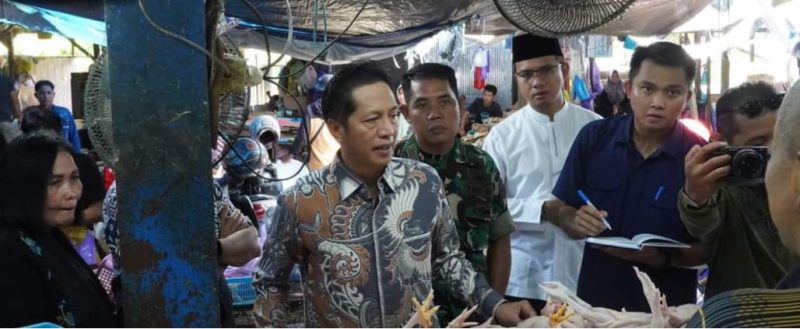 Pj Bupati Barut Drs Muhlis saat mengecek stabilitas harga sembako dan ketersediaannya di pasaran, khususnya menjelang Hari Raya Idul Fitri 1445H. Foto:Delia/1tulah.com