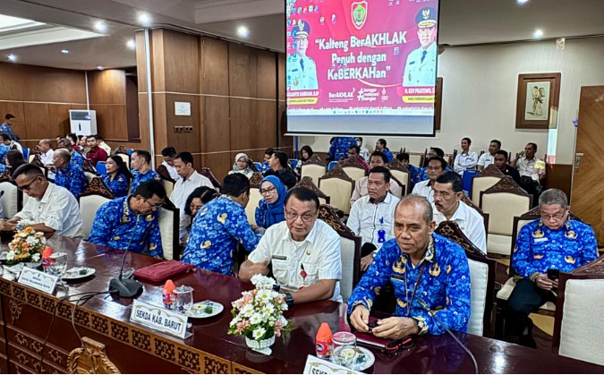 Pj Sekretaris Daerah (Sekda) Barito Utara Jufriansyah didampingi Sekretaris BKPSDM di Aula Eka Hapakat Kantor Gubernur Kalimantan Tengah, Rabu (17/4/2024). Foto:Istimewa