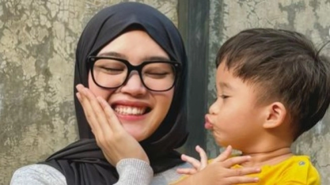Putri Delina dan Baby Adzam (sumber: suara.com)