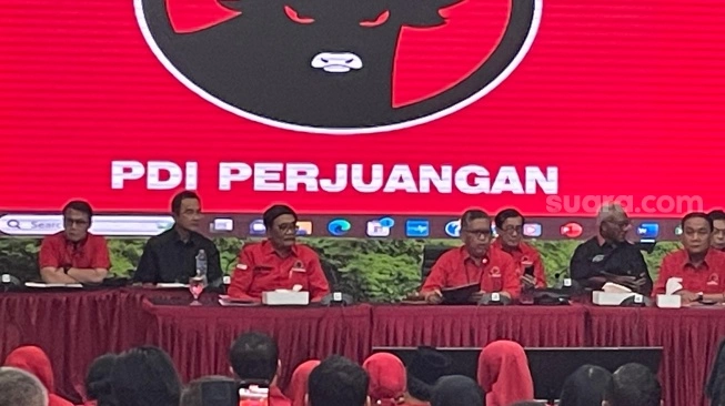 Sekjen DPP PDIP Hasto Kristiyanto saat menggelar rapat koordinasi nasional mengenai Pemilihan Kepala Daerah (Pilkada) 2024 di Kantor DPP PDIP, Menteng, Jakarta Pusat, Senin (22/4/2024) malam.  (sumber: suara.com)