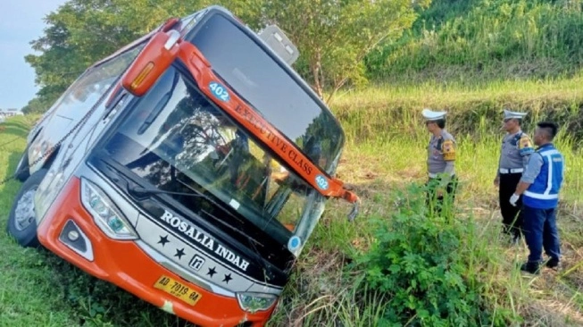 Bus Rosalia Indah mengalami kecelakaan di ruas Tol Semarang-Batang, Kamis (11/4/4024). (sumber: suara.com)