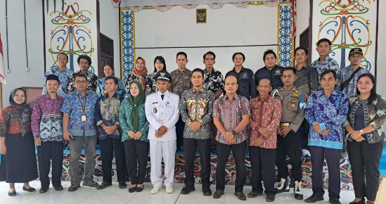 Kadis SosPMD, Suparmi(tengah) foto bersama kades Linon Besi II, Didi Rosell beserta staf Kecamaatan Gunung Purei, usai menyerahkan SK pembatalan Pemberhentian,Kamis(18/04/2024). Foto.Didi