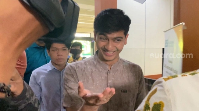 Teuku Ryan hadiri sidang cerai di Pengadilan Agama Jakarta Selatan, Senin (1/4/2024). (sumber: suara.com)