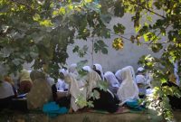 Sejumlah siswa menghadiri kegiatan belajar di ruang terbuka di sebuah sekolah dasar di Kabul, Afghanistan, pada 7 Oktober 2020. (Foto: AP/Mariam Zuhaib)