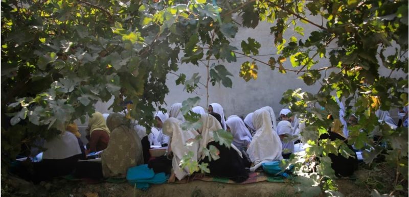 Sejumlah siswa menghadiri kegiatan belajar di ruang terbuka di sebuah sekolah dasar di Kabul, Afghanistan, pada 7 Oktober 2020. (Foto: AP/Mariam Zuhaib)