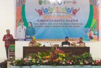 Asisten I Setda Barsel, Yoga P Utumo (di atas mimbar) saat membacakan pidato Pj. Bupati dalam acara rembuk stunting, yang berlangsung di Aula Kantor Bappeda setempat, Jumat (19/4/2014). Foto. Alifansyah/1tulah.com