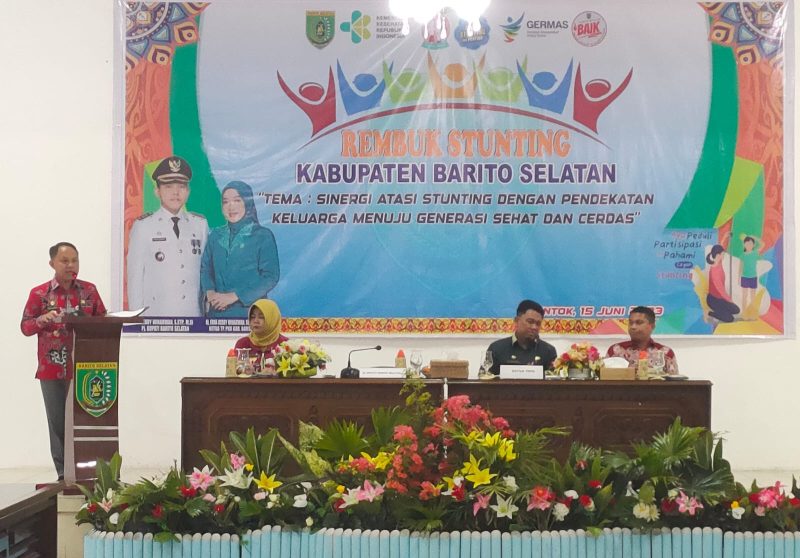 Asisten I Setda Barsel, Yoga P Utumo (di atas mimbar) saat membacakan pidato Pj. Bupati dalam acara rembuk stunting, yang berlangsung di Aula Kantor Bappeda setempat, Jumat (19/4/2014). Foto. Alifansyah/1tulah.com