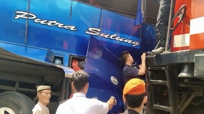 Bus tabrakan dengan kereta api (sumber: suara.com)