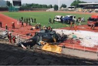 Salah satu helikopter jatuh di Stadion TDLM, Lumut, Perak, Malaysia pada Selasa (23/4/2024) pagi. [Akun X
@SocietyMikeWrld]