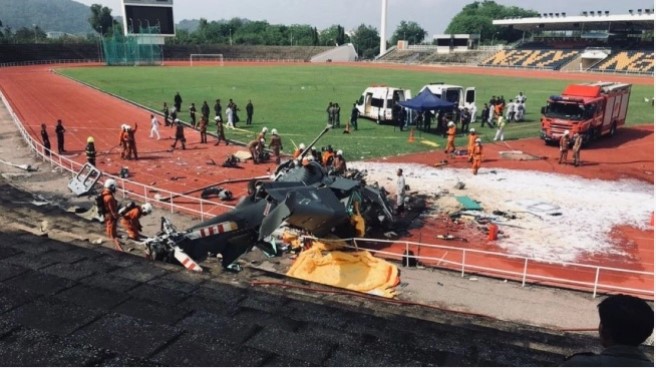 Salah satu helikopter jatuh di Stadion TDLM, Lumut, Perak, Malaysia pada Selasa (23/4/2024) pagi. [Akun X
@SocietyMikeWrld]