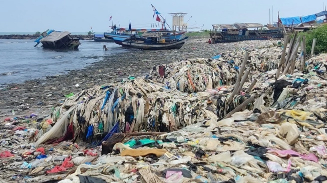 Pantai Teluk Pandeglang Provinsi Banten yang pernah dibersihkan Pandawara grup kembali kotor. (sumber: suara.com)