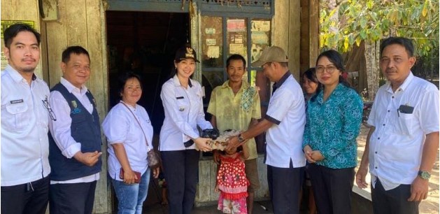 Camat Karusen Janang Beweni dan jajarannya menyalurkan telur dari ASN untuk balita beresiko stunting di Wilayah Kecamatan Karusen Janang. Foto: 1tulah.com/zakirin