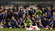 Para pemain Jepang berfoto saat merayakan kemenangan pertandingan semifinal Piala Asia U23 AFC Qatar 2024 antara Jepang dan Irak di Stadion Jassim Bin Hamad di Doha pada 29 April 2024. (summber: suara.com)