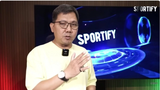 Ilustrasi Pengamat Sepak Bola Nasional, Tommy Welly alias Bung Towel. Bung Towel sindir Erick Thohir manjakan Shin Tae-yong (sumber: suara.com)