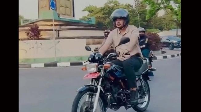 Wali Kota Medan Bobby Nasution Naik Motor Cari Takjil (sumber: suara.com)