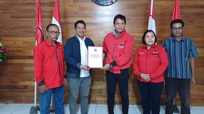 Felik Sonadie Y Tingan saat menyerahkan formulir pendaftaran bacawabup Bupati Barito Utara periode 2024-2029, Senin (27/05/2024).