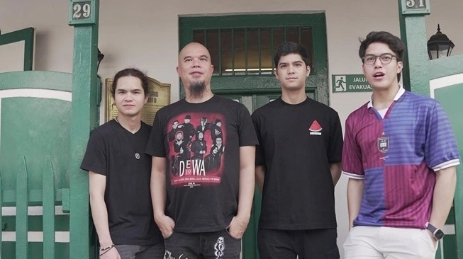 Ahmad Dhani dan ketiga anaknya di rumah HOS Tjokroaminoto  (sumber: suara.com)