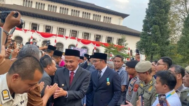 Pj Gubernur Jawa Barat Bey Triadi Machmudin (tengah) (sumber: suara.com)